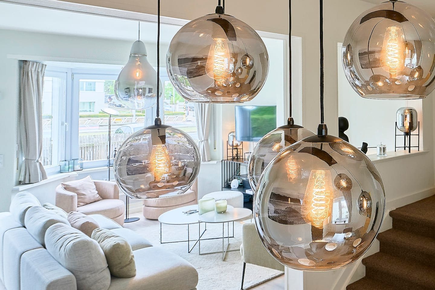 La table sous les suspensions de verre