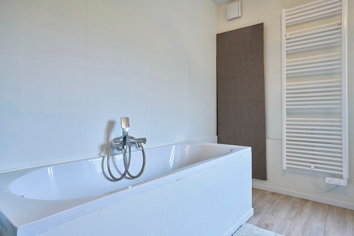 La salle de bain avec baignoire